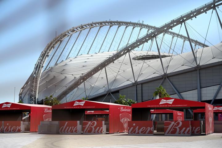 Un puesto de cerveza en las proximidades de uno de los estadios del Mundial de Fútbol
