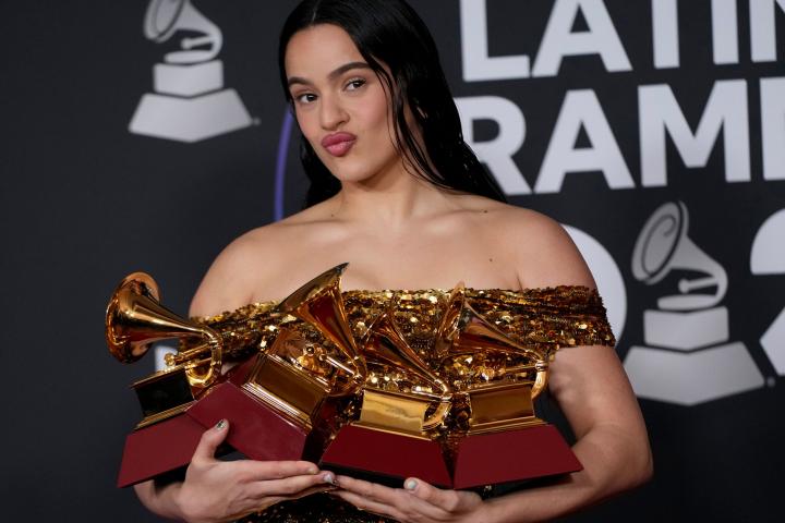 Rosalía posa con todos los Latin Grammy cosechados esta noche 
