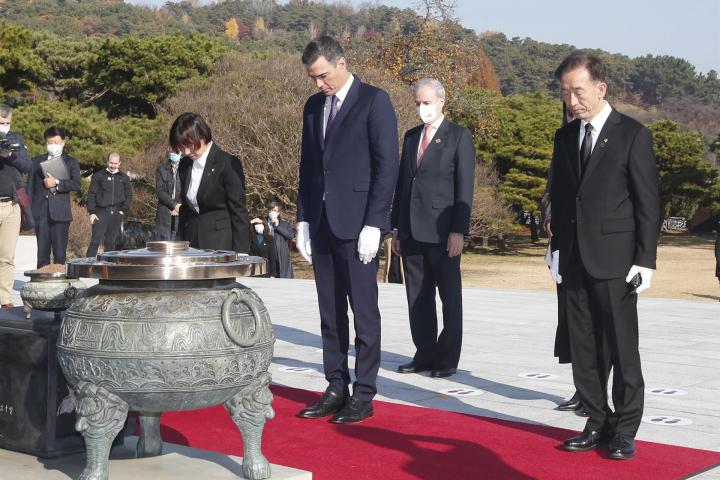 Pedro Sánchez realiza una ofrenda floral en el Cementerio Nacional de Seúl