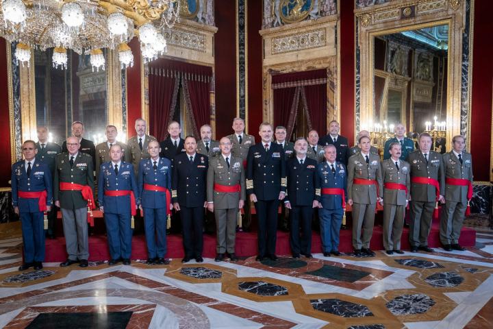 Felipe VI recibe en el Palacio Real de Madrid a un grupo de oficiales de las Fuerzas Armadas y la Guardia Civil. 