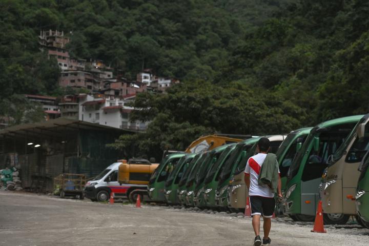 Foto de archivo de varios autobuses en Perú.