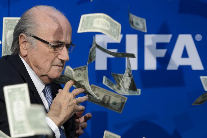 Sepp Blatter, avergonzado tras la lluvia de billetes falsos como protesta durante una de sus intervenciones en 2015