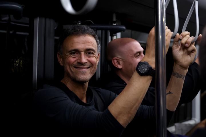 Luis Enrique sonríe a la llegada de España a Qatar. (Photo by Mohamed Farag - FIFA/FIFA via Getty Images)