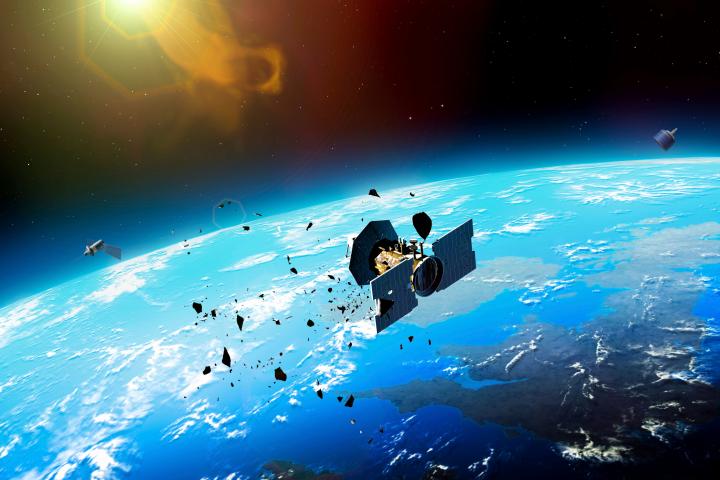 Ilustración de un satélite golpeado y dañado por chatarra flotante en el espacio.