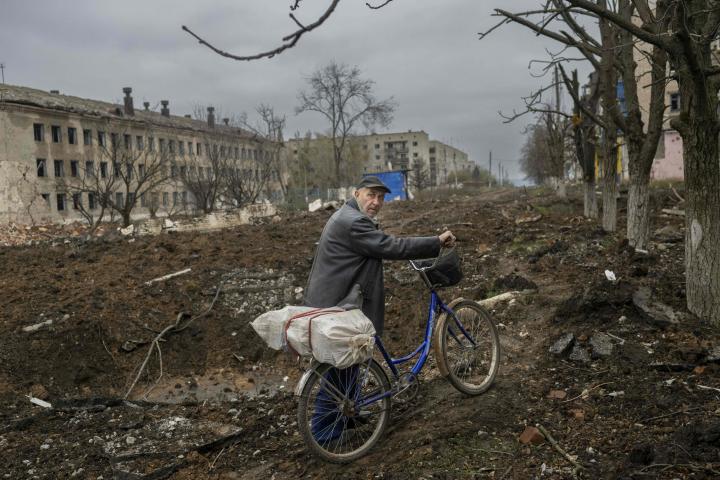 Un ucraniano camina con su bicicleta por las destrozadas calles de Siversk, en el este del país, el pasado 11 de noviembre.