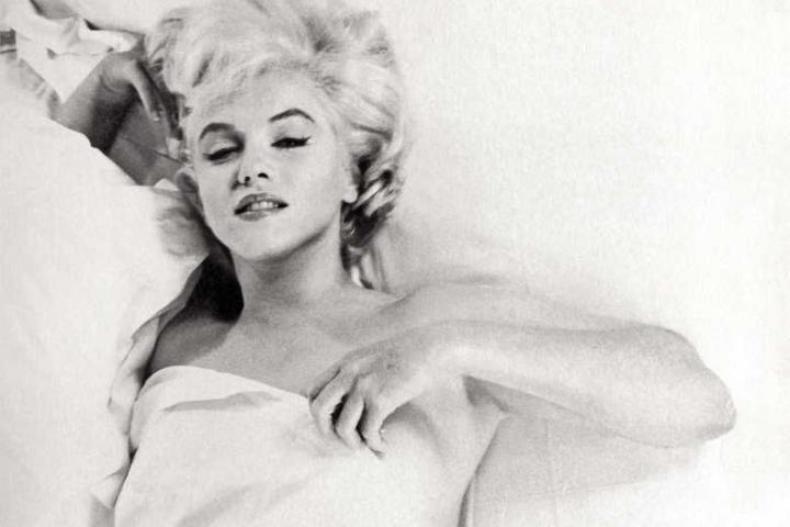 La actriz estadounidense Marilyn Monroe descansando entre tomas durante una sesión de estudio fotográfico en Hollywood (Paramount Gallery), para el rodaje de la película “The Misfits”. © Eve Arnold / Magnum Photos.