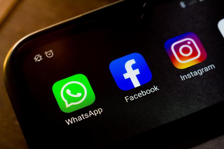 Pantalla de móvil con iconos de WhatsApp, Facebook e Instagram.