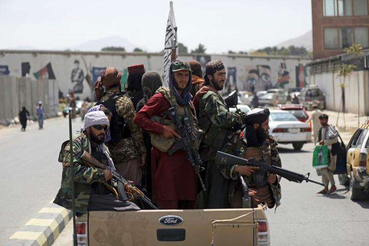 Milicianos talibanes patrullan Kabul.