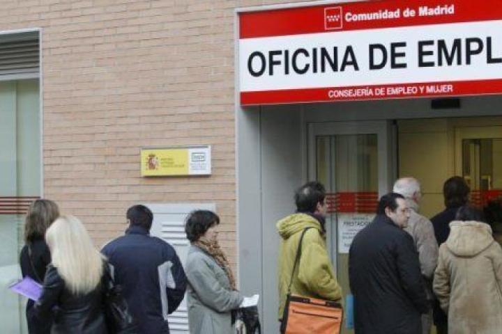 Un grupo de personas hace cola en la entrada de una oficina de empleo de la Comunidad de Madrid.