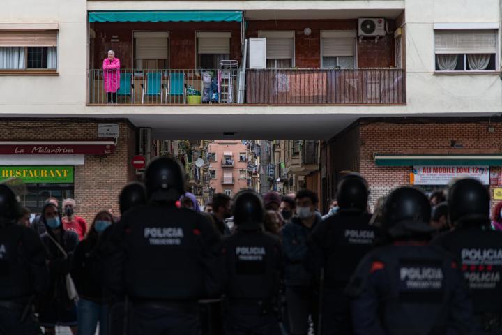 Agentes de los Mossos d' Esquadra, durante un desahucio en Barcelona el pasado mes de abril