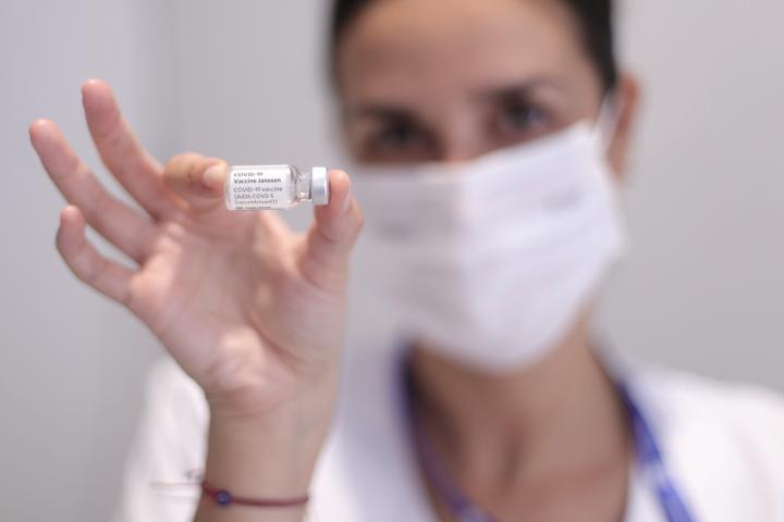 Una sanitaria prepara un vial de la vacuna