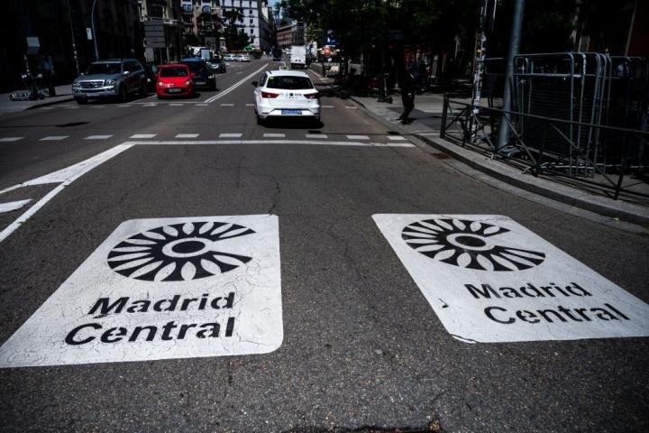 Señales viales que indican el acceso a la zona de bajas emisiones Madrid Central, en una imagen de archivo.