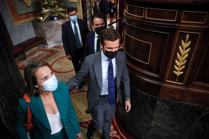 El presidente del PP, Pablo Casado (d), y la portavoz de su grupo parlamentario, Cuca Gamarra (i), a su llegada a la sesión de control al Gobierno
