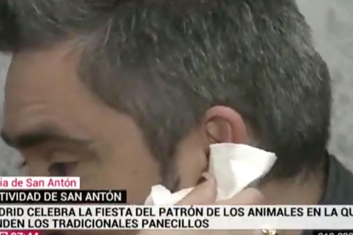 José Antonio Masegosa, periodista de Telemadrid, sangrando por la oreja.