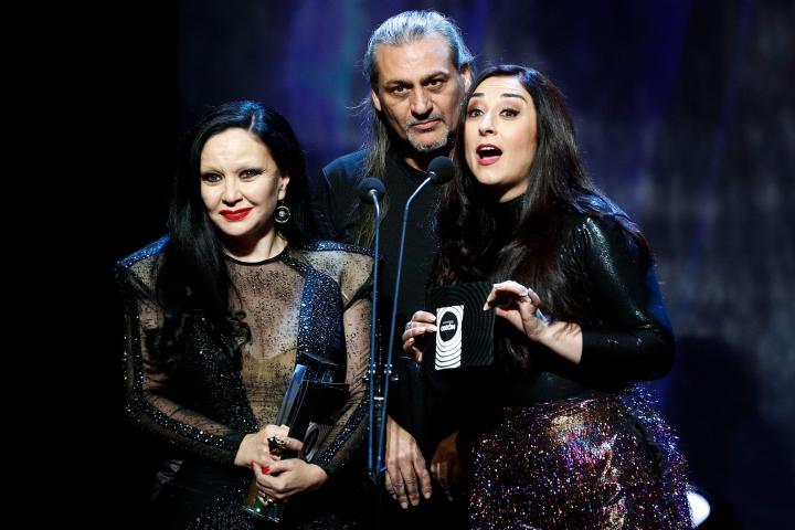 Los cantantes Alaska, Dionisio Martín y María de los Ángeles Muñoz (Camela) en los Premios Odeón.