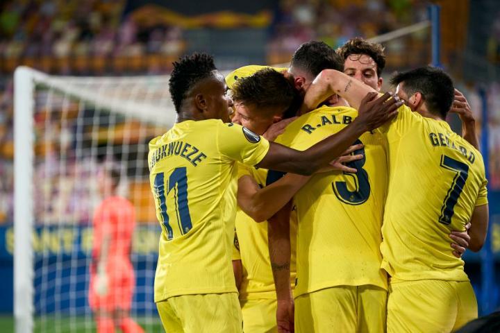 Albiol festeja el segundo gol del Villarreal con sus compañeros