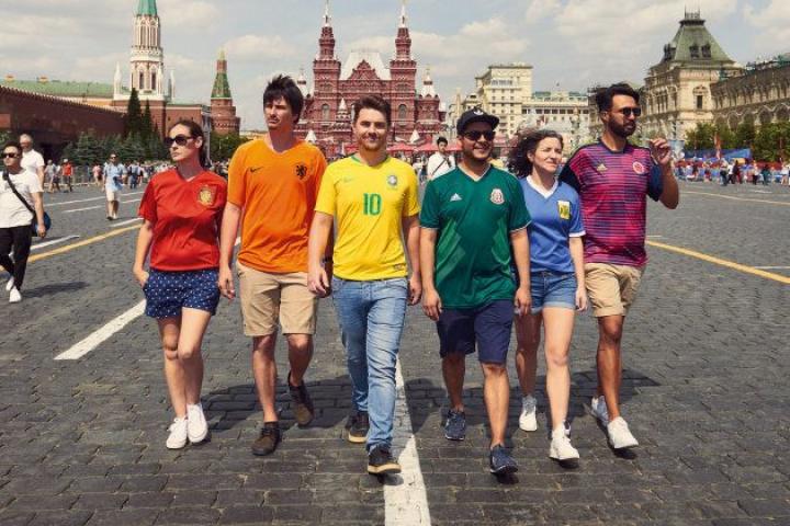 De izquierda a derecha, Marta, Eric, Eloi, Guillermo, Vanesa y Mateo, en Moscú.