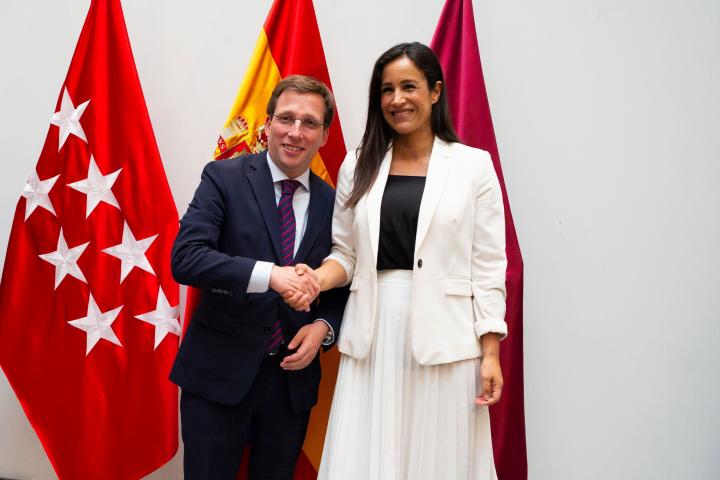 José Luis Martínez-Almeida y Begoña Villacís, sellando su pacto en el consistorio madrileño.