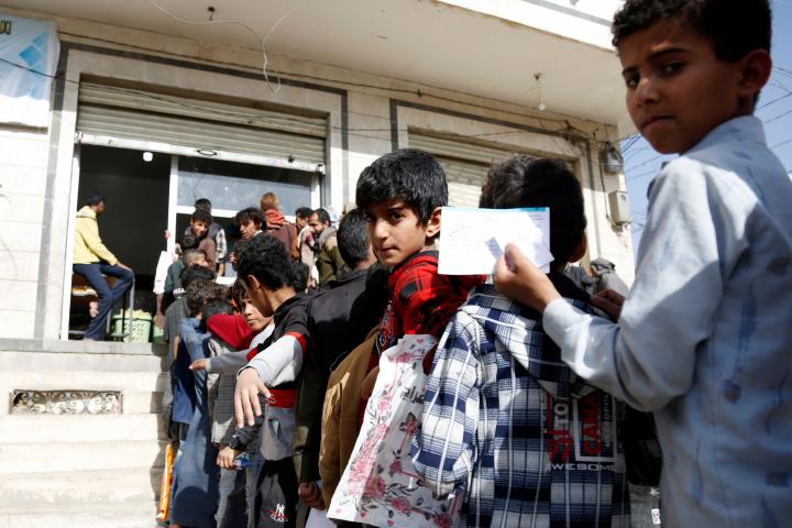 Niños yemeníes hacen cola para recibir comida en Saná, la capital.