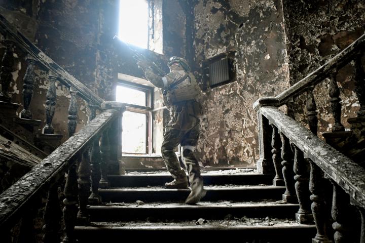Un soldado ruso, en el teatro de Mariupol (Ucrania) que fue bombardeado el pasado 16 de marzo, en una imagen tomada el 12 de abril de 2022.