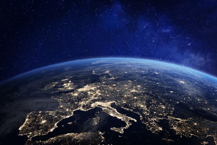Europa, de noche, vista desde el espacio, en una imagen de la NASA. 