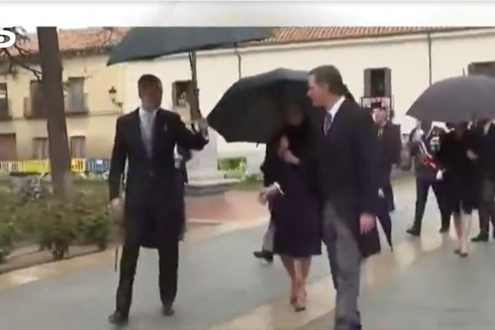 Felipe VI le ofrece un paraguas a Pedro Sánchez.
