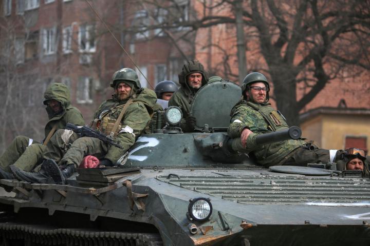 Milicias prorrusas de Donetsk, sobre un vehículo blindado en las calles de Mariúpol.