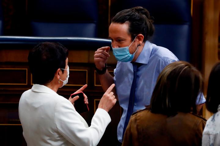 La portavoz de Bildu en el Congreso y Pablo Iglesias