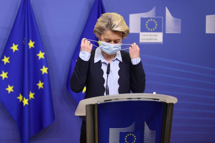 La presidenta de la Comisión Europea, Ursula von der Leyen, se quita el cubrebocas para dar un comunicado a los medios en Bruselas, Bélgica, el lunes 16 de noviembre de 2020. (Kenzo Tribouillard, Pool Photo via AP)