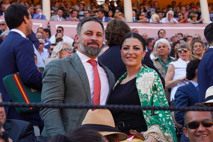 Santiago Abascal y Macarena Olona, en los toros en Sevilla.
