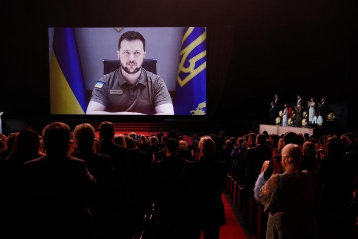 El presidente de Ucrania, Volodímir Zelenski, en la inauguración del Festival de Cannes.