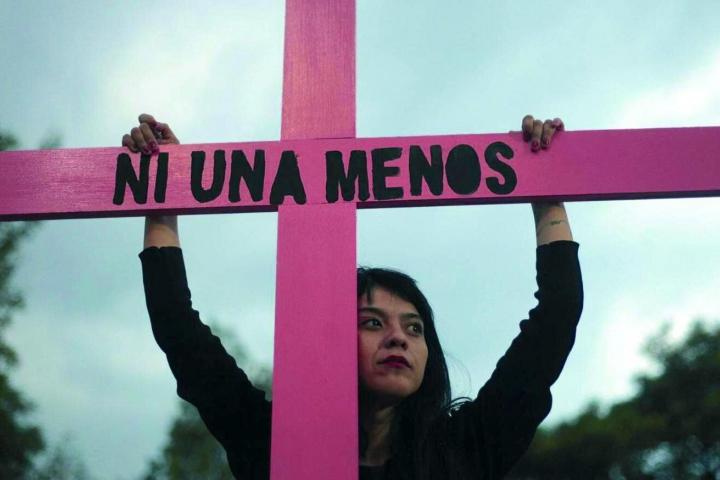 "Ni una menos": imagen de una manifestante contra la violencia machista.