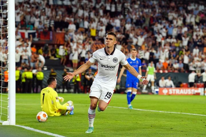 Santos Borré celebra el gol marcado ante el Rangers en la final de la Europa League.