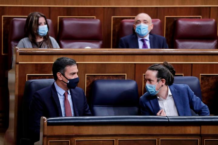 Spain's Prime Minister Pedro Sanchez (L) and Spain's Deputy Prime Minister for Social Rights and Sustainable Development Pablo Iglesias attend a parliamentary session in Madrid, on October 21, 2020. - Spanish far-right party Vox presents a no-co...
