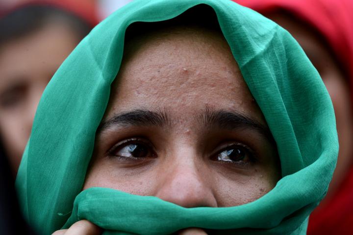 Una mujer llora durante una manifestación en Pakistán
