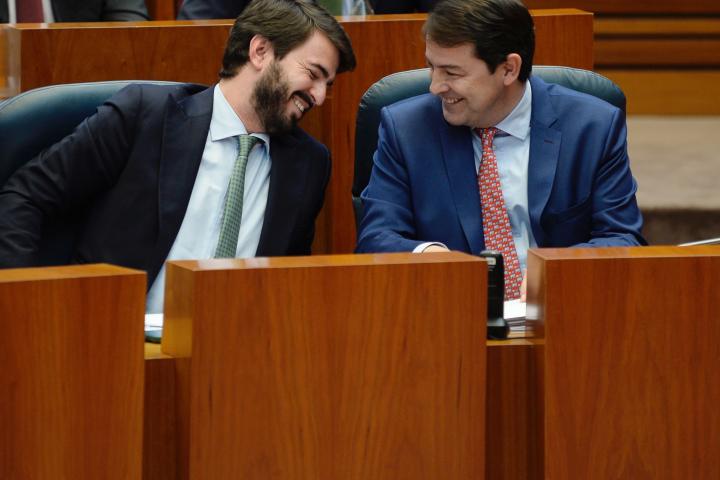 El presidente de la Junta de Castilla y León, Alfonso Fernández Mañueco, junto al vicepresidente, Juan García Gallardo, este martes durante la sesión plenaria celebrada en el parlamento regional.