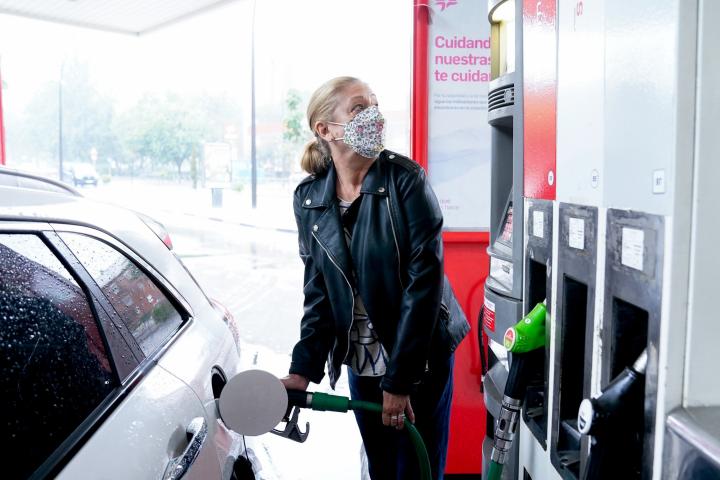 Imagen de archivo de una mujer repostando en una gasolinera.