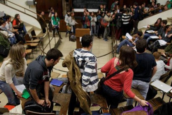 Un grupo de estudiantes abandona un aula en la Ciudad Universitaria de Madrid, en una imagen de archivo.