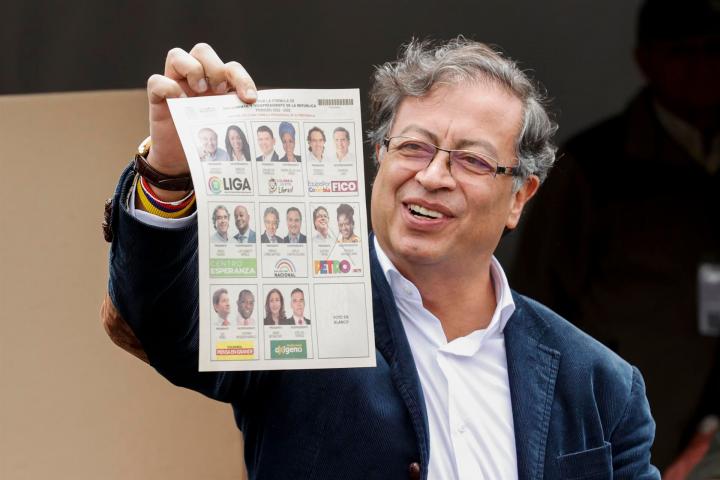 El candidato a la presidencia de Colombia por la Coalición Pacto Histótico, Gustavo Petro, muestra su voto en un centro de votación en Bogotá.