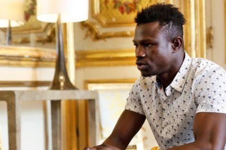 Mamoudou Gassama conversa con el presidente galo, Emmanuel Macron, en el Palacio del Elíseo en París (Francia) este lunes 28 de mayo de 2018.