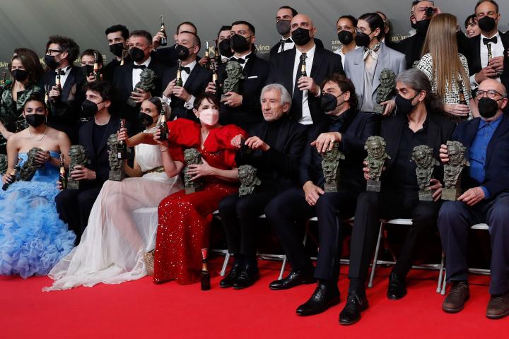 Foto de familia de los premiados en los Goya de 2022.