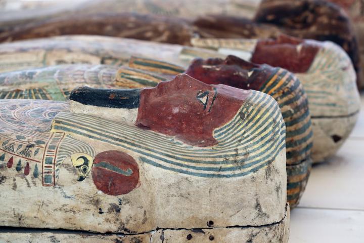 Sarcófagos presentados a los medios cerca del nuevo descubrimiento en la necrópolis de Saqqara en Giza, Egipto. Una colección de 250 de féretros de madera pintados con sus momias correspondientes fueron descubiertas en las excavaciones del c...