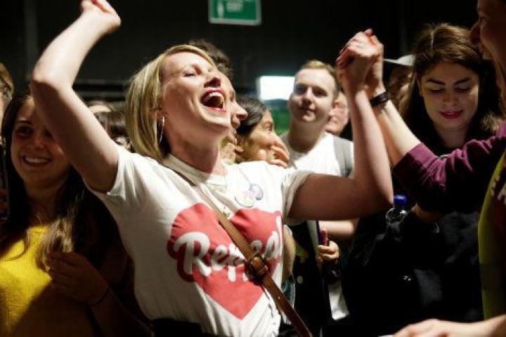 Activistas por el sí celebran la victoria en Dublín, Irlanda.
