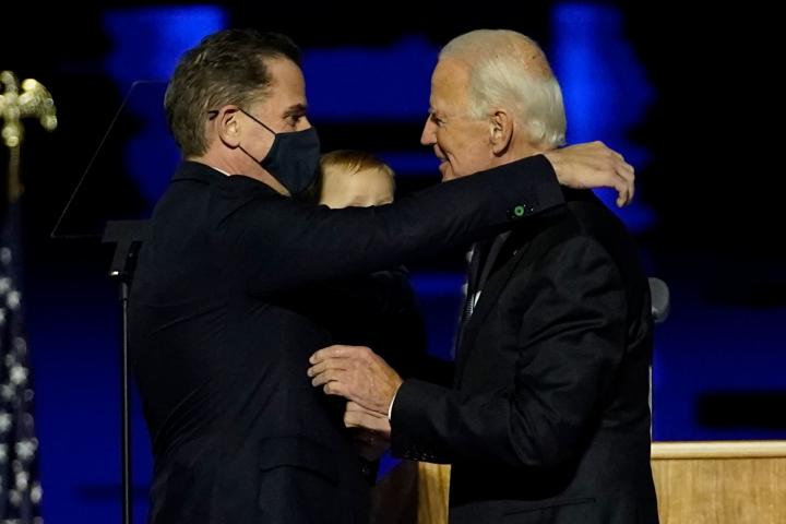 Joe Biden abraza a su hijo Hunter, tras confirmarse su victoria en las elecciones, el 7 de noviembre pasado, en Wilmington, Delaware. 
