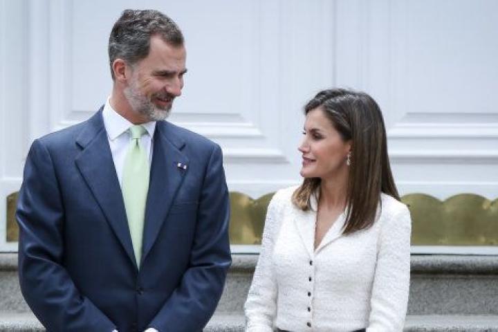 El rey Felipe y la reina Letizia en el palacio de la Zarzuela en una recepción en mayo.