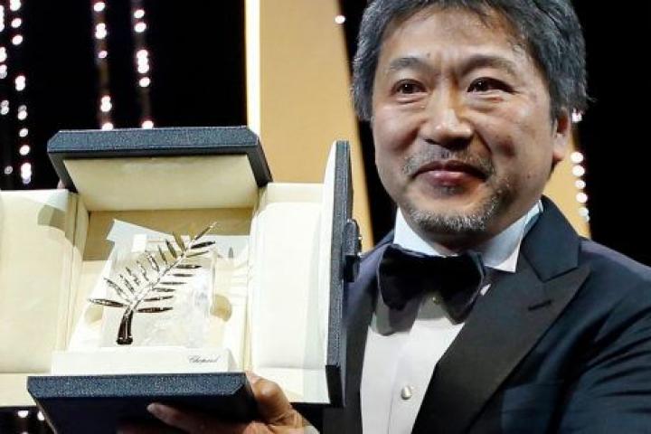 El director Hirokazu Kore-eda posa con la Palma de Oro del Festival de Cannes por su película 'Shoplifters'.