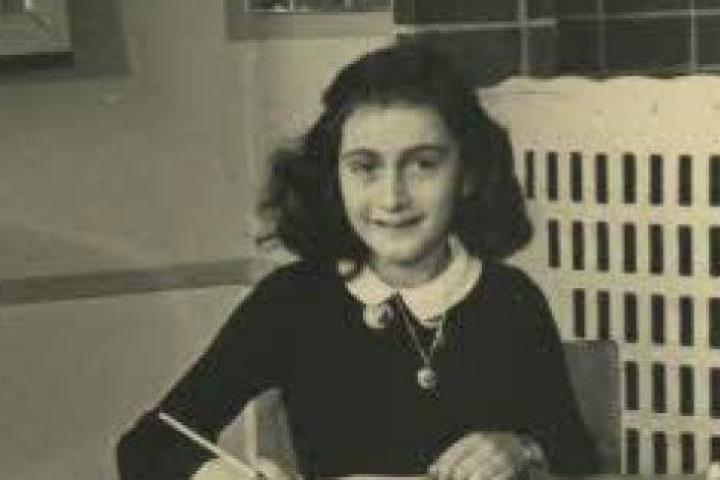 Ana Frank en 1940, en el Montessorischool de Ámsterdam. Fotógrafo desconocido.