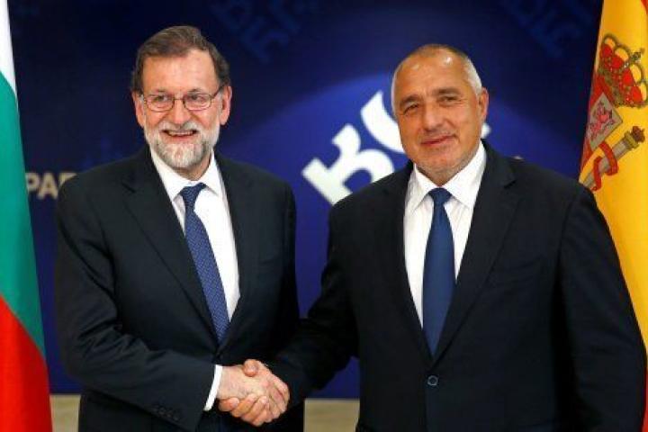 El presidente del Gobierno, Mariano Rajoy, recibido por el primer ministro búgaro, Boiko Borisov, hoy en Sofía.