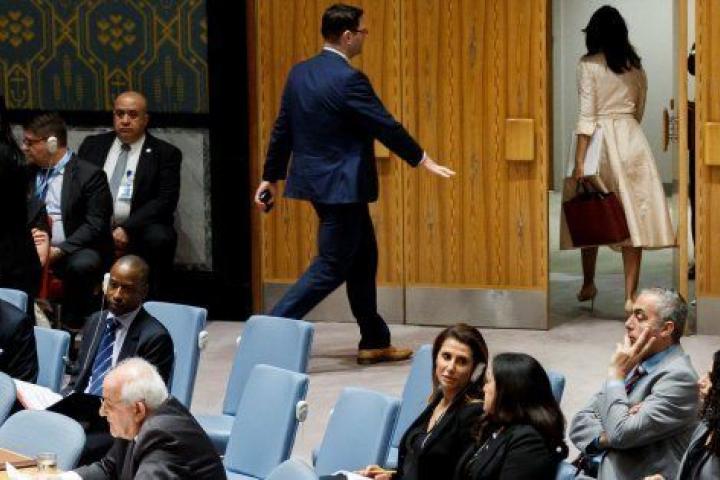 La embajadora permanente de Estados Unidos ante la ONU, Nikki Haley, se marcha de la sala mientras interviene su homólogo palestino, Riyad Mansur.