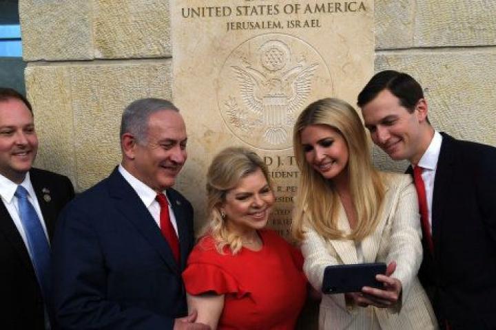 Netanyahu y su mujer se toman un selfi junto a Ivanka Trump y Jared Kushner durante la inauguración de la embajada.